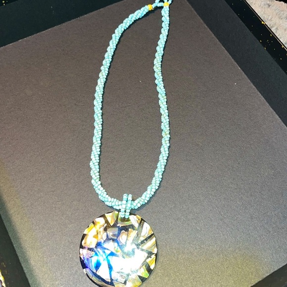 # 397-Elegant Abalone shell design necklace with blue beaded chain - Picture 13 of 14